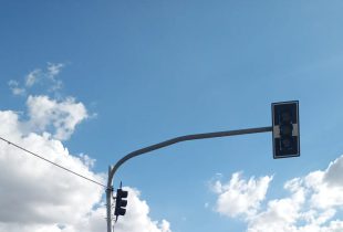 Semáforos da Avenida 80-A com a Felício Castelano foram reativados
