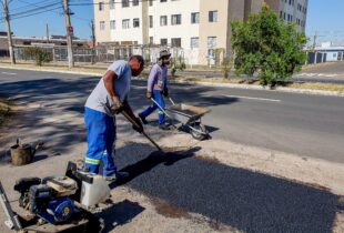 Prefeitura realiza tapa-buracos em trecho do Parque Residencial