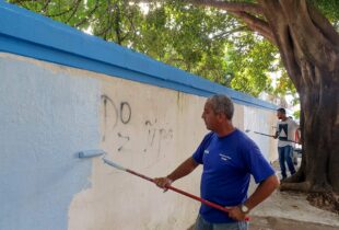 Prefeitura pinta muro do cemitério municipal