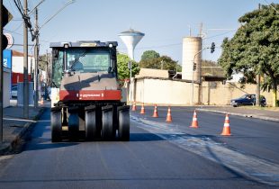 Recapeamento prossegue na Rua 3-A e começa em breve na Avenida Brasil