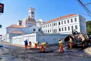 Prefeitura faz recapeamento em trechos do bairro Santa Cruz