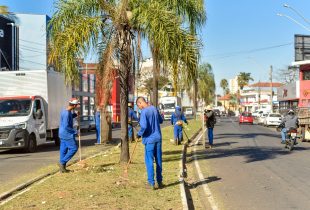 Prefeitura faz limpeza na Visconde e na Avenida dos Estudantes