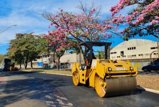 Prefeitura faz recapeamento em frente ao Centro Cultural