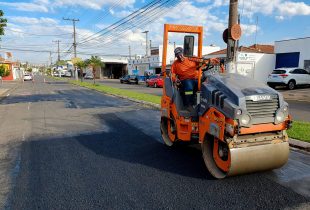 Prefeitura realiza tapa-buracos em trechos da Rua 14
