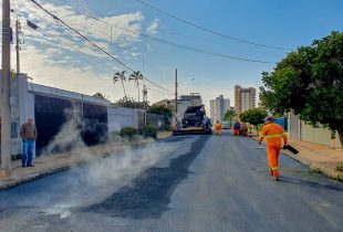 Prefeitura faz recapeamento em trecho do Jardim Claret
