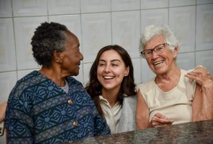 Idosos do Lar Bethel e Emaús participam de homenagem aos pais