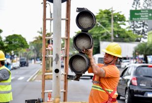 Prefeitura ativa novos semáforos na Visconde e retira antigos equipamentos