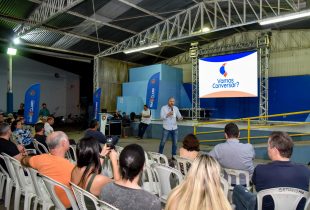 Moradores da região do Jardim Novo 1 conversam com Gustavo nesta 4ª-feira