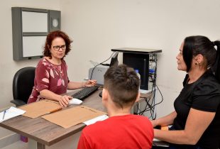 Crianças com diabetes são atendidas em consulta com endocrinologista