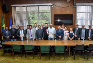 Prefeito Gustavo assina lei do piso salarial para enfermagem