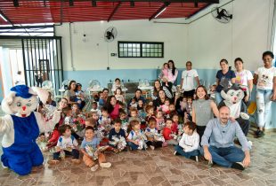 Educação e Fundo Social entregam mais de 30.000 ovos de Páscoa
