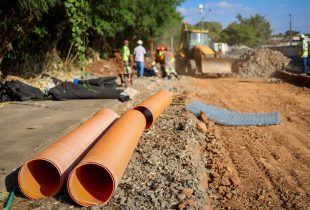 Prefeitura melhora drenagem em trecho da Tancredo para acabar com buracos