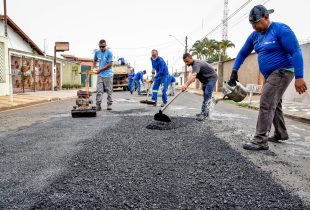 Prefeitura faz tapa-buracos no Floridiana