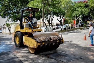 Prefeitura faz tapa-buracos na Vila Paulista