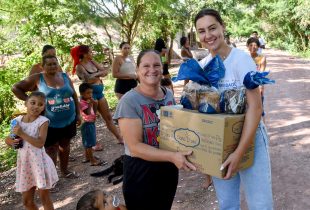 Fundo Social entrega panetones e brinquedos em Batovi e Jd. Panorama