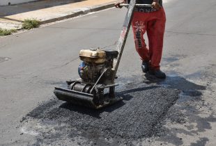 Prefeitura faz tapa-buracos na Vila Alemã