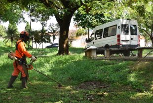Prefeitura faz limpeza em praça no Cidade Jardim