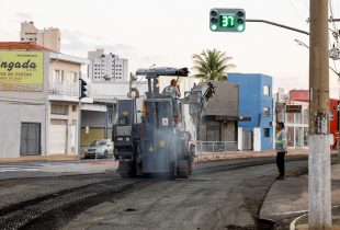 Obra no asfalto altera trânsito na Avenida Visconde