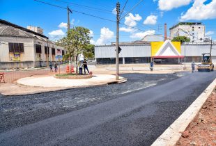 Prefeitura está finalizando asfalto em trecho da Visconde com drenagem ampliada