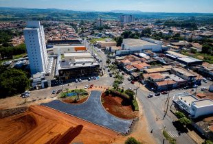 Prefeitura asfalta rotatória em nova etapa de obras na Rua 6 do Cervezão