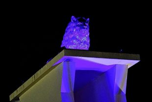 Monumentos do Lago Azul são iluminados em referência à conscientização sobre autismo