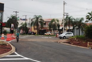 Após nova etapa de obras, prefeitura libera trânsito na rotatória do Cervezão