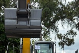 Rio Claro recebe escavadeira do governo federal para reforço ao setor agrícola