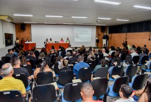 Paço Municipal tem exposição de desenhos sobre segurança no trânsito