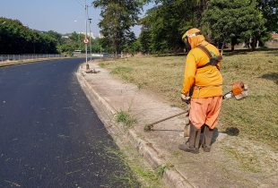 Prefeitura faz limpeza e corte de mato em trechos da Estrada dos Costas