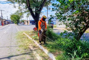 Prefeitura faz limpeza e corte de mato em trechos de Saburo Akamine