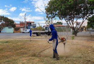 Prefeitura faz limpeza e corte de mato em trechos do Jardim Vilage