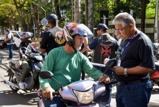 Rio Claro realiza a distribuição de antenas para proteger motociclistas
