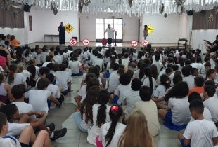 Mais de 10.500 alunos assistiram em abril teatro sobre trânsito