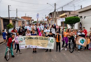 Moradores coletaram mais de 400 kg de materiais recicláveis em caminhada ecológica