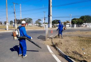 Prefeitura faz limpeza e corte de mato em trechos do Distrito Industrial