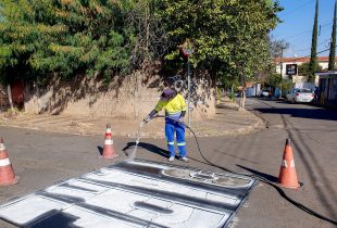 Prefeitura reforça pintura de solo na Vila Nova
