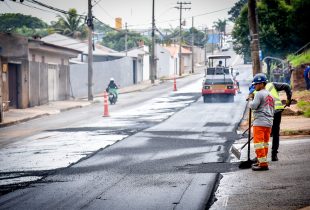Prefeitura está recapeando rua na Vila Anhanguera e Residencial dos Bosques