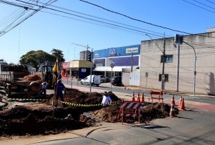 Obra em galeria interdita trânsito na Visconde com Av. 12