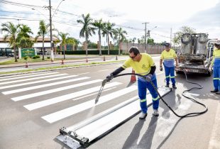 Prefeitura reforça pintura de solo em trecho da Av. Marginal
