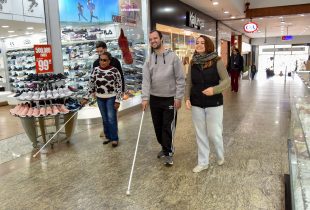 Pessoas com deficiência visual treinam locomoção no shopping