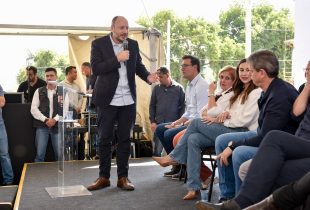Na entrega de novas moradias, prefeito confirma obras viárias para Rio Claro