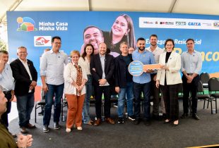 Na entrega de novas moradias, prefeito confirma obras viárias para Rio Claro