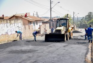 Prefeitura faz tapa-buracos em trechos do Jardim Boa Vista