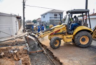 Prefeitura realiza suavização de valeta na Rua 5A com Av. 30A