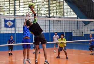 Prefeitura tem vagas abertas para aulas gratuitas de vôlei