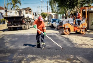 Prefeitura faz tapa-buracos em avenida de Ajapi