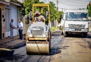 Prefeitura faz tapa-buracos em trechos da Vila Nova