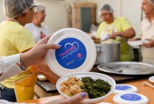 Fundo Social entrega marmitas para 50 famílias do Recanto Paraíso