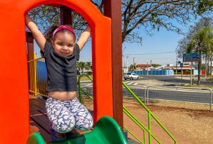 Prefeitura instala grade de proteção em playground