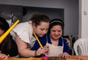 Curso ensina artesanato para pessoas com síndrome de Down
